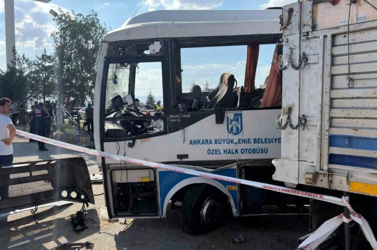 Ankara’da midibüs ile kamyon çarpıştı: 1 ölü, 16 yaralı 