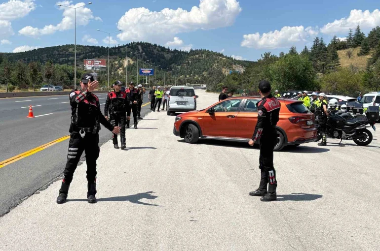 Ankara’da NATO Zirvesi öncesi atlı polisler devriye attı, trafik ve asayiş ekipleri yol kontrol uygulaması gerçekleştirdi