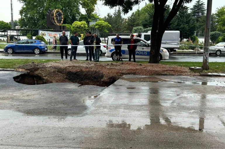 Ankara’da sağanak sonrası yolda çökme meydana geldi