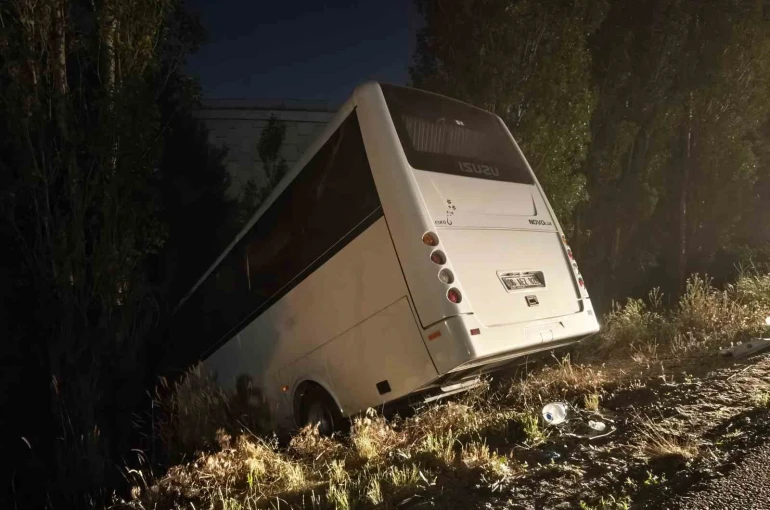 Ankara’da servis aracı yol kenarına devrildi: 8 yaralı