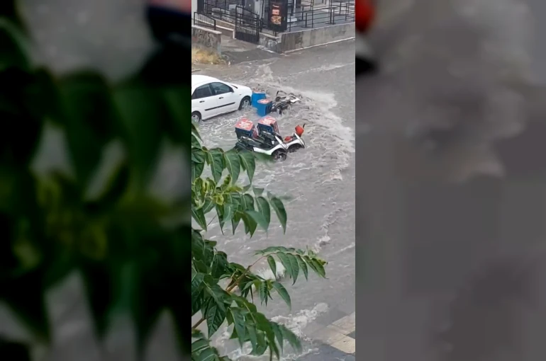 Ankara’da şiddetli sağanak: Sel suları motosikletleri sürükledi