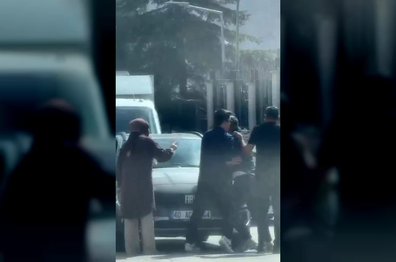 Ankara’da sürücüler arasındaki yol verme tartışması kamerada