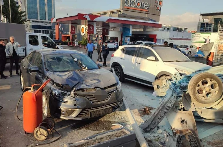 Ankara’da takla atan otomobil benzinliğe uçtu