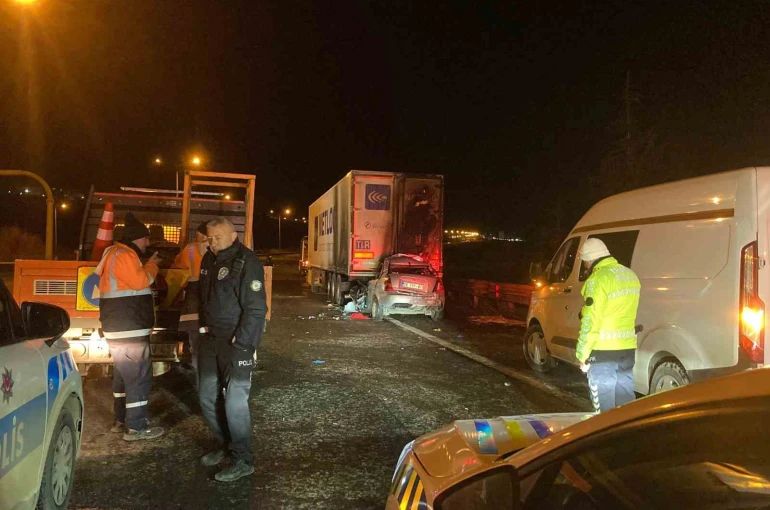 Ankara’da tıra çarpan aracın sürücüsü hayatını kaybetti