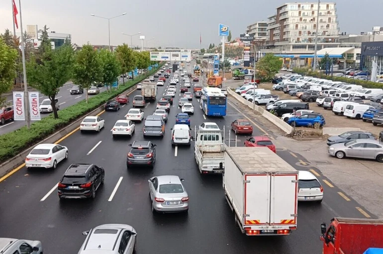 Ankara’da yağış sonrası kapanan yol trafiğe açıldı