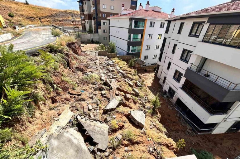 Ankara’da yağmur sonrası istinat duvarı yıkıldı