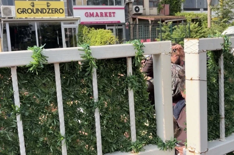 Ankara’daki bir lisede, sınava dakikalar kala öğrenciler okul bahçesine alınmayınca gerginlik yaşandı