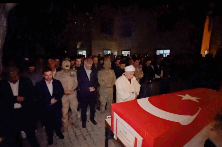 Ankara’dan getirilen gazi Mirza Keskin’in naaşı, Yüksekova’da düzenlenen törenle toprağa verildi
