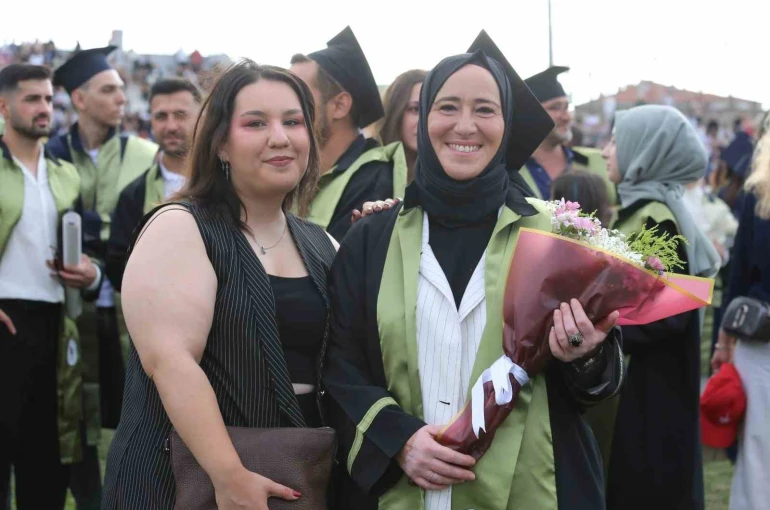 Anne-kızın üniversite yolculuğu mezuniyetle taçlandı