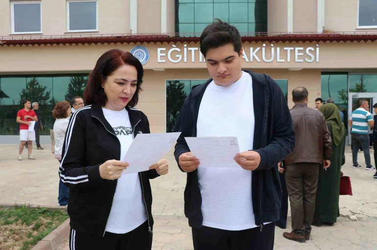 Anne oğul bitişik sınıflarda sınava girdi