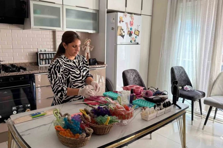 Anne olunca mutfağını atölyeye çevirip kendi işini kurdu: Sabunları meyve şeklinde tasarlıyor
