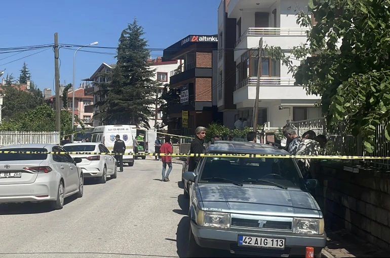Anne ve babasını öldüren zanlı parkta eli kanlı bulundu