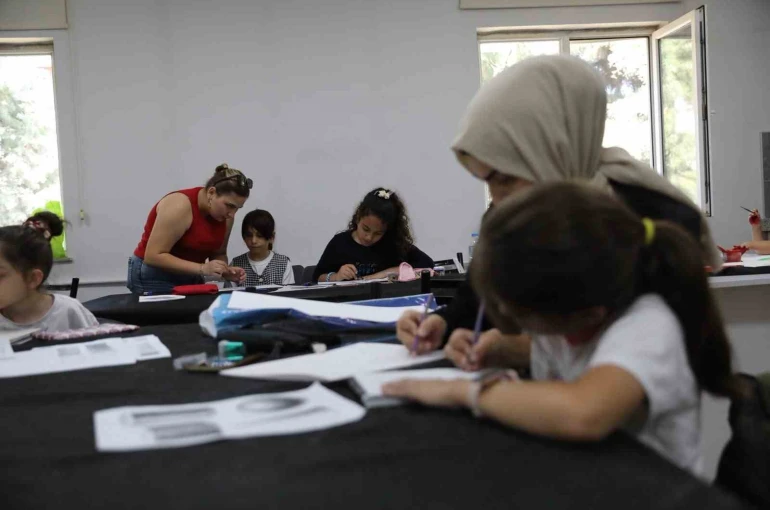 Anne ve çocukları karakalem tezhip çalışması yaptı
