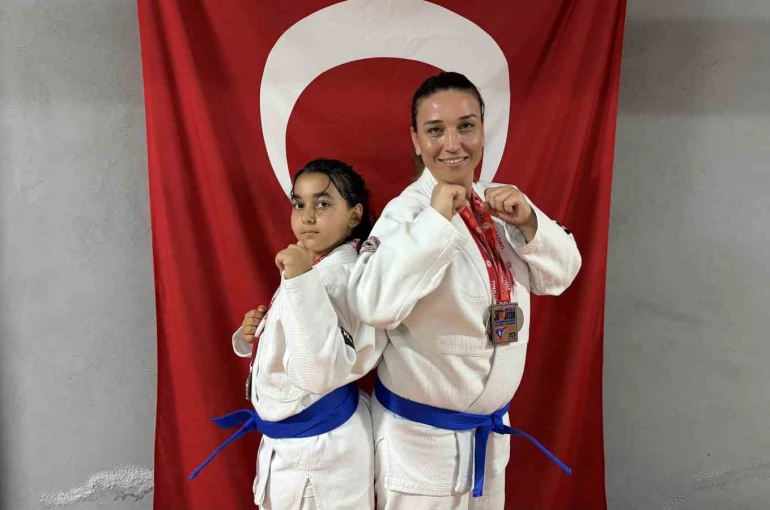 Anne ve kızı minderde birlikte şampiyonluklara koşuyor
