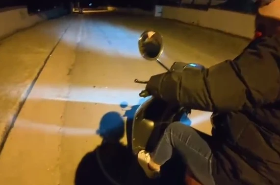 Annesine gece motor sürmeyi öğreten genç izleyenleri gülümsetti