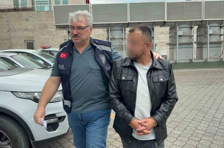 Annesini darbettiği iddiasıyla gözaltına alındı 