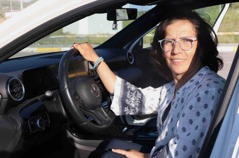 Annesinin mezarını ziyaret edebilmek için 56 yaşında ehliyet aldı, sevincini Kafkas dansıyla kutladı