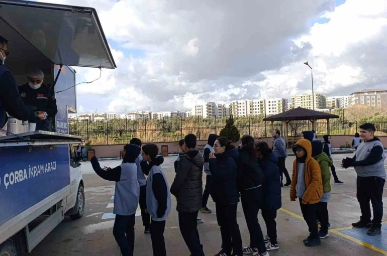 Antakya Belediyesi’nden soğuk kış gününde öğrencilere çorba ikramı