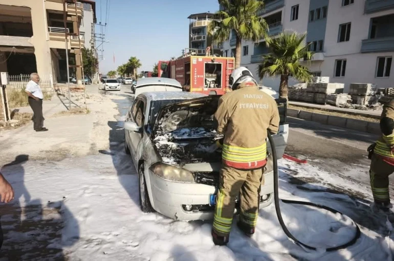 Antakya’da aracın motorundan alevler yükseldi