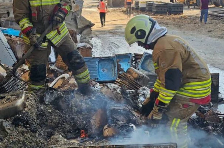 Antakya’da inşaat malzemelerinin bulunduğu alanda yangın çıktı