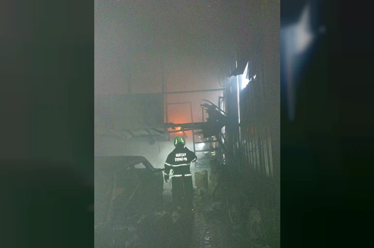Antakya’da iş yeri alevlere teslim oldu