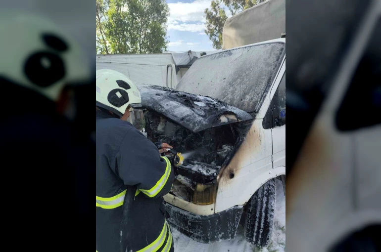 Antakya’da kamyonet yangını