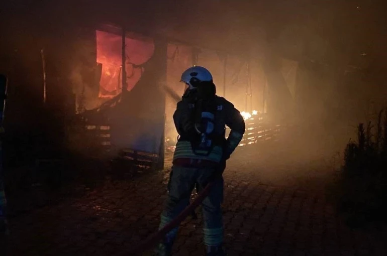 Antakya’da konteyner alevlere teslim oldu