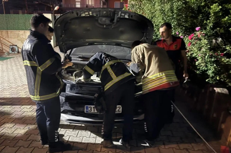 Antakya’da otomobilin motoruna giren kediyi itfaiye kurtardı
