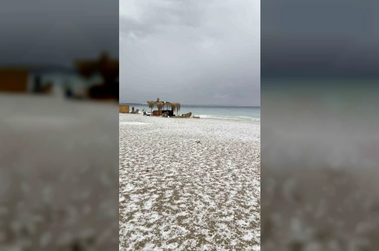 Antalya 15 dakikada kışı yaşadı, Konyaaltı Sahili beyaza büründü