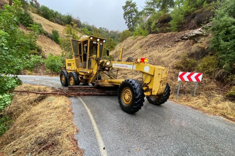 Antalya Büyükşehir Belediyesi ekiplerinden yağmur mesaisi