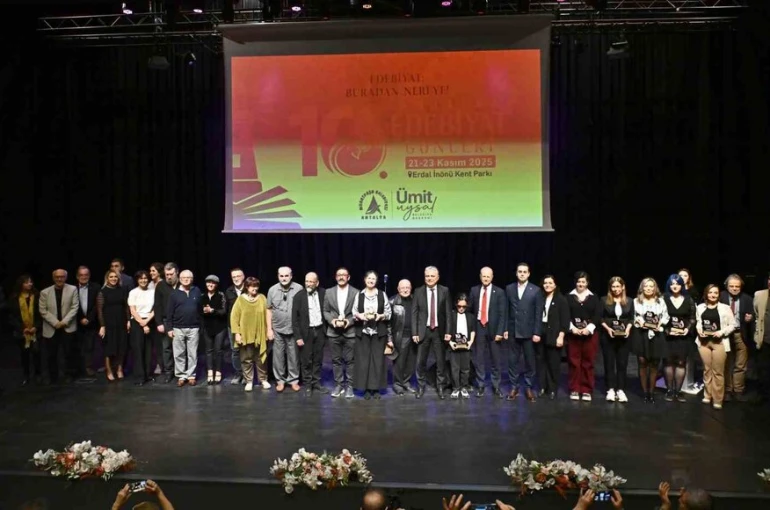 Antalya Edebiyat Günleri’nde öykü ve şiirin en iyileri ödüllendirildi