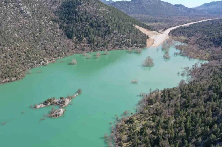 Antalya-Konya karayolunda son durum dron ile görüntülendi: 4 kilometrelik kısım sular altında