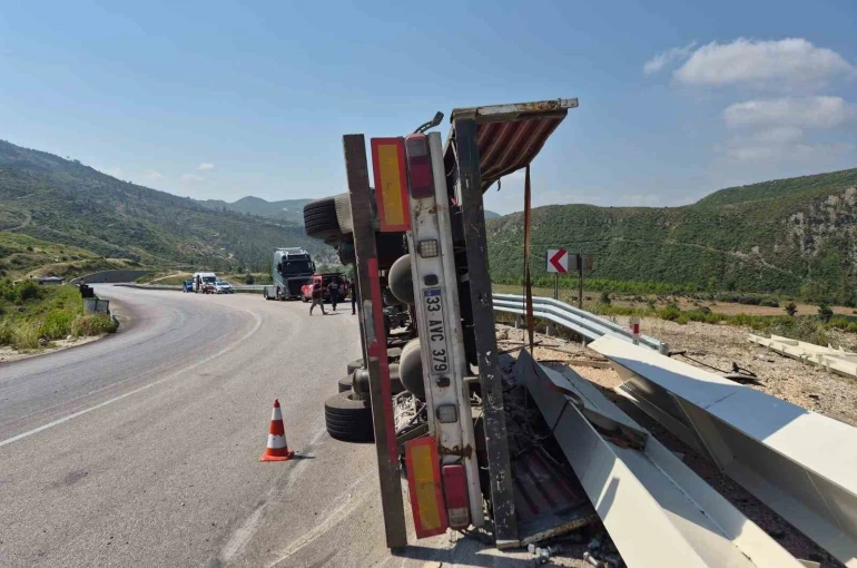 Antalya-Konya yolunda devrilen tırın sürücüsü yaralandı