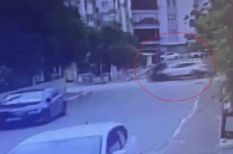 Antalya’da 2 polis memurunun yaralandığı kaza anı kameraya yansıdı