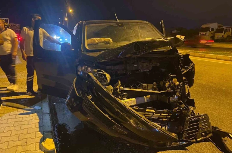Antalya’da 3 aracın karıştığı kazada 5 kişi yaralandı