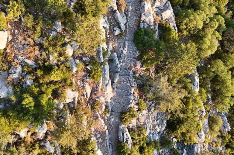 Antalya’da 3 bin 650 metrelik tarihi Kervan Yolu rotası dron ile görüntülendi