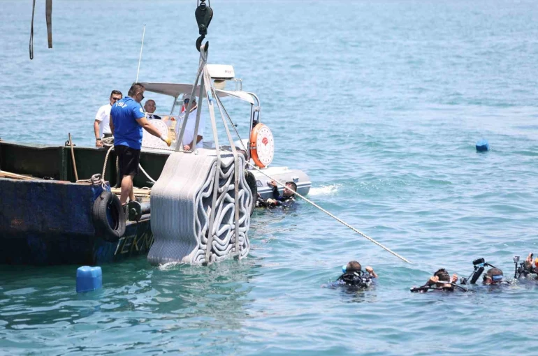 Antalya’da 3D yazıcıyla üretilen yapay resifler denizle buluştu