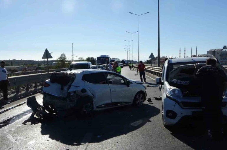 Antalya’da 4 araçlı zincirleme kaza
