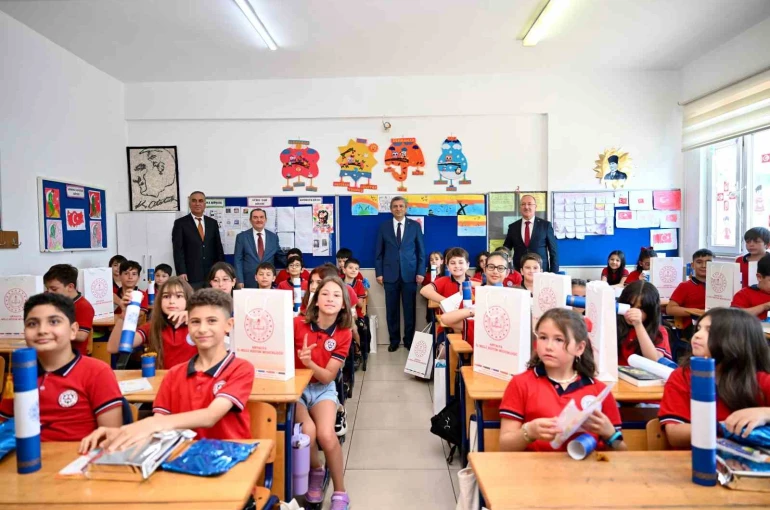 Antalya’da 484 bin 576 öğrenci karne heyecanı yaşadı