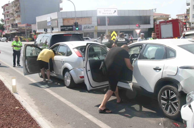 Antalya’da 5 aracın karıştığı zincirleme kazada 6 kişi yaralandı