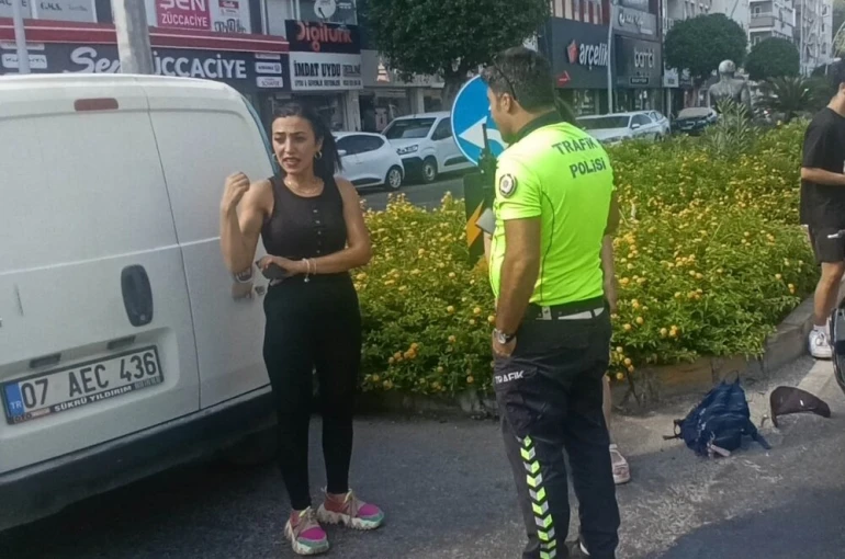 Antalya’da aynı kavşakta 5 dakika arayla iki motosiklet kazası kamerada