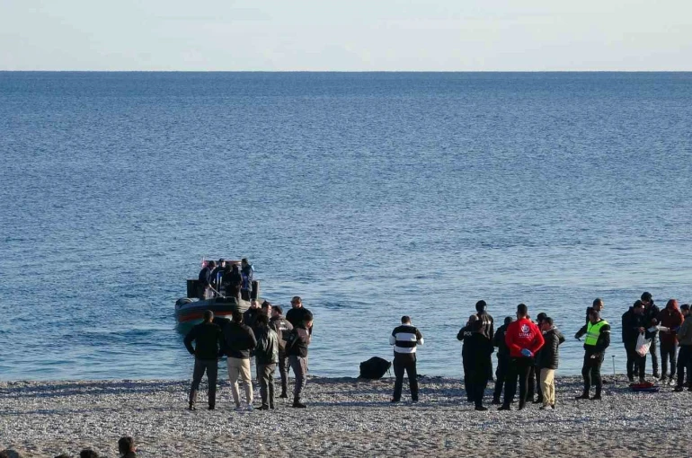 Antalya’da balık tutan vatandaşların oltasına ceset takıldı