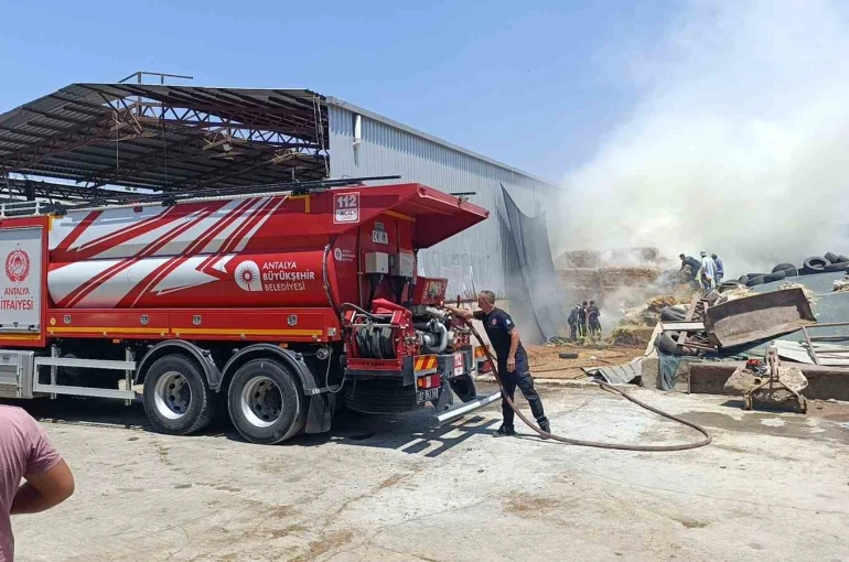 Antalya’da besihanede çıkan yangında 60 saman balyası kül oldu