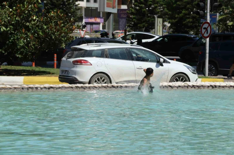 Antalya’da çocuklar süs havuzuna girerek serinledi