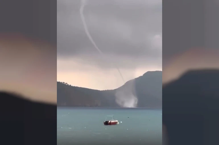 Antalya’da denizde aynı anda 2 hortum oluştu