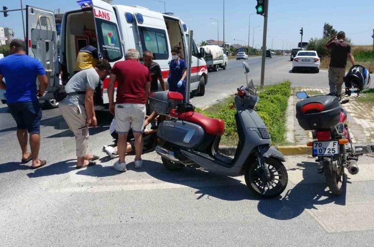 Antalya’da devrilen motosikletli yaralandı 