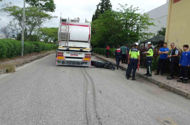 Antalya’da feci kaza: Tırın altında kalan 19 yaşındaki motosikletli genç hayatını kaybetti