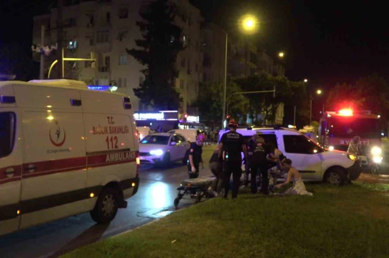 Antalya’da iki hafif ticari araç kavşakta çarpıştı: 3 yaralı
