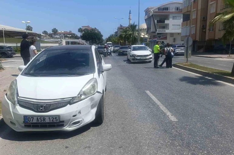 Antalya’da iki otomobil çarpıştı: 2 yaralı