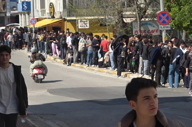 Antalya’da indirimli ikinci el giyim mağazası açılışı yoğun ilgi nedeniyle izdihama dönüştü